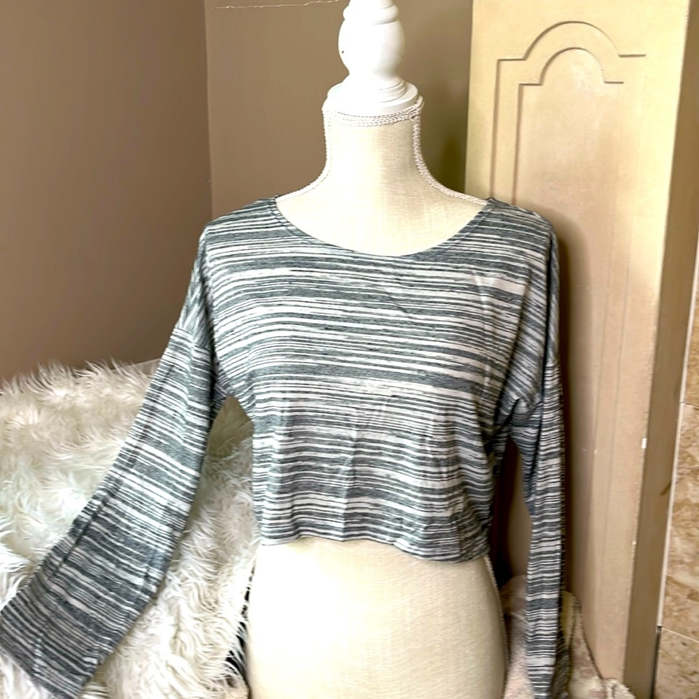 Long sleeve crop top